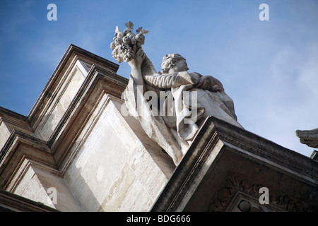 Statue über dem römischen Trevi-Brunnen [Fontana di Trevi] Stockfoto