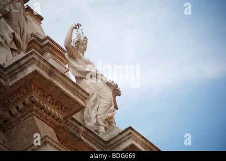 Statue über dem römischen Trevi-Brunnen [Fontana di Trevi] Stockfoto