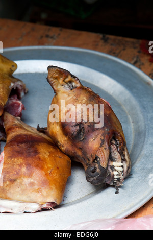 Gekochtes Hundefleisch in einem Vietnam-Markt Stockfoto