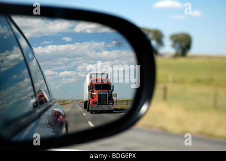 LKW im Rückspiegel Stockfoto