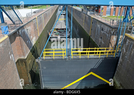 Ruhr-Schleuse in der Binnenschifffahrt Hafen Duisburg, North Rhine-Westphalia, Germany, Europe Stockfoto