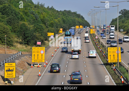 M25 Autobahn Verbreiterung der Fahrspur wechseln Zeichen auf Annäherung an Baustellen Stockfoto