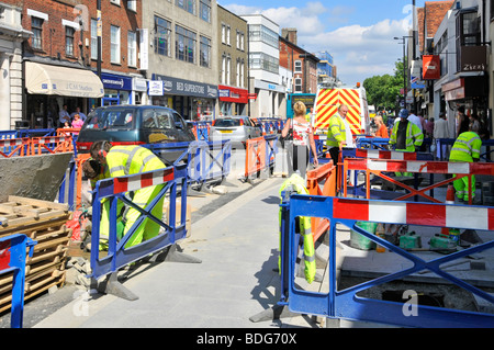 Brentwood Shopping High Street Works Arbeiter in gut sichtbaren Jacken Verbesserung der Straße und Bürgersteig stören Verkehr und Fußgänger Essex England Stockfoto
