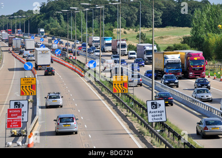 M25 Autobahn Verbreiterung der Fahrspur wechseln Zeichen am Ende der Straßenbauarbeiten und Contra Durchflussquerschnitt Stockfoto