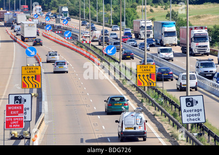 M25 Autobahn Verbreiterung der Fahrspur wechseln Zeichen am Ende der Straßenbauarbeiten und Contra Durchflussquerschnitt Stockfoto