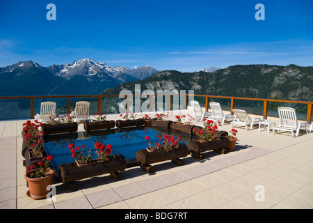 Blick auf die Berge von der Terrasse des Dalai Lama Village, camping Club, Chatillon, Cervino Tal, Aosta-Tal, Valle d ' Aosta, Alp Stockfoto