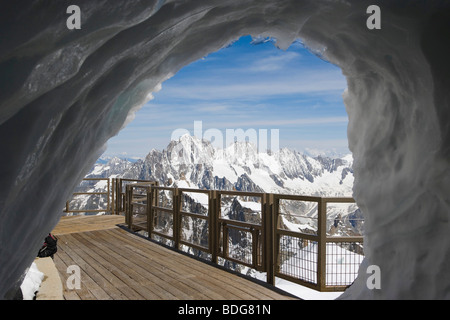 Die Eistunnel verlassen die Aiguille du Midi zum Abstieg ins Tal Blanche, Chamonix Mont Blanc Massivs, Alpen, Frankreich Euro Stockfoto