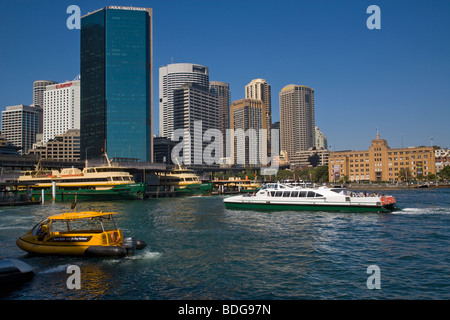 Australien, New South Wales, Sydney, Sydney Cove, Anzeigen von Circular Quay mit Sydney Harbour Fähren Stockfoto