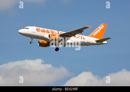 Eine A319 Airbus von Easy Jet im Endanflug Stockfoto