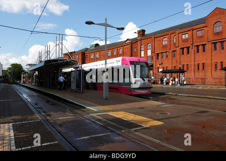 Die Midland Metro Tram Service Leitung zwischen Wolverhampton und Birmingham. Straßenbahn am Bahnhof Wolverhampton gezeigt. Stockfoto