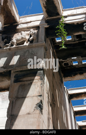 Detail des westlichen Ende des Hephaisteion in Athen. Das innere Fries über dem Opisthodom zeigt eine Kentauromachie. Stockfoto