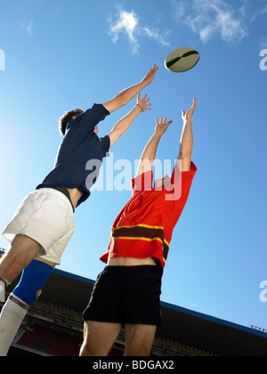Rugby-Spieler für Kugel springen Stockfoto