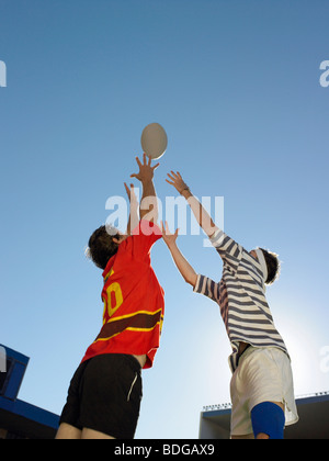Rugby-Spieler für Kugel zu erreichen Stockfoto