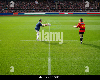 Rugby-Spieler werfen ball Stockfoto