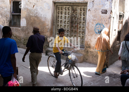 Reiten durch die Straßen. Stone Town, dem Hauptort auf Sansibar ist berühmt für seine schönen alten geschnitzten Holztüren. Stockfoto