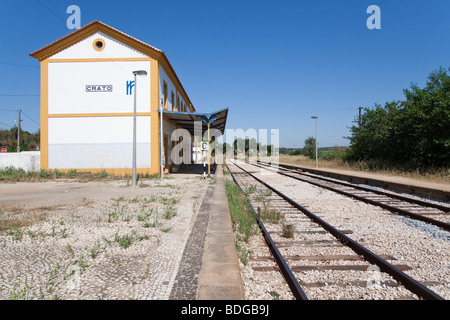 Bahnhof in Crato deaktiviert. Eines der vielen deaktivierten Bahnhöfen innen Portugal (Alentejo). Stockfoto