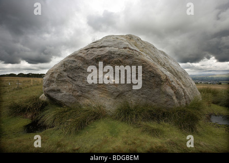 Die großen Stein, der großen Stein von Fourstones, bedeckt in Antike und moderne Graffiti, Tatham Fells, Lancashire. Stockfoto