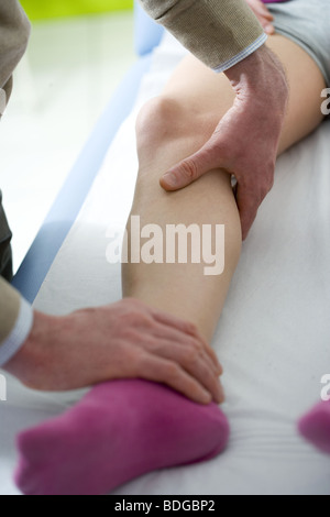BEIN, SYMPTOMATIK BEI EINER FRAU Stockfoto