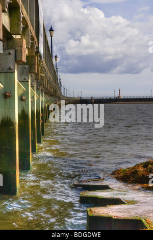 HDR-Bild der Tölt Pier auf der Nord-Ost Küste von England mit einem Sturm aus dem Meer Stockfoto