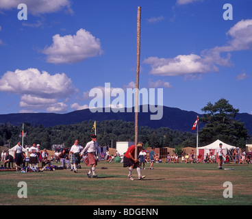 Schwergewichts-Konkurrenten zeigen, wie das Baumstammwerfen geworfen werden sollten, Newtonmore Highland Games Schottland SCO 5312 Stockfoto