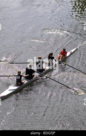 Rudern am Fluß Avon an der Warwick Regatta, Warwickshire, England, UK Stockfoto