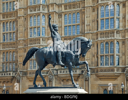 Statue von Richard Löwenherz vor der Palace of Westminster, Westminster, London, England Stockfoto