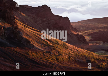 Haleakala Crater Rim und Koolau Lücke von Sliding Sands Trail bei Sonnenaufgang; Haleakala National Park, Maui, Hawaii. Stockfoto