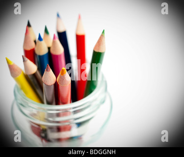 Farbige Stifte im Weckglas Stockfoto
