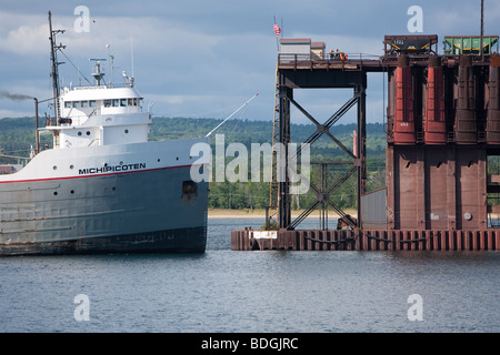 Ein Frachter kommen in der Eisen-Erz-Laderampe Marquette, Michigan. Stockfoto