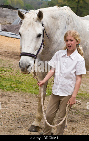 Eine junge Frau mit Pferd Stockfoto