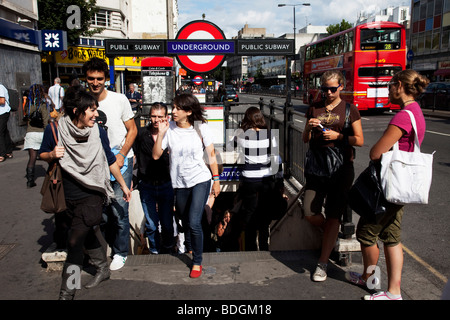 Menschen verlassen Notting Hill Gate u-Bahnstation, West London. Stockfoto