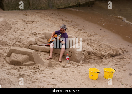 Sand Bildhauer Straßenmusik auf dem Südufer der Themse Stockfoto