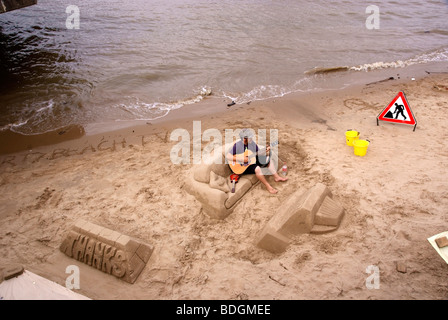 Sand Bildhauer Straßenmusik auf dem Südufer der Themse Stockfoto