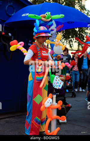 Kinderanimateurin Straße die Ballon-Zeichen Stockfoto