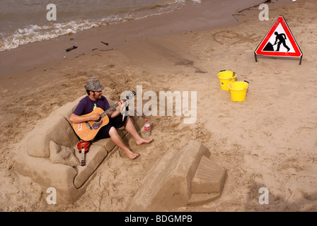 Sand Bildhauer Straßenmusik auf dem Südufer der Themse Stockfoto