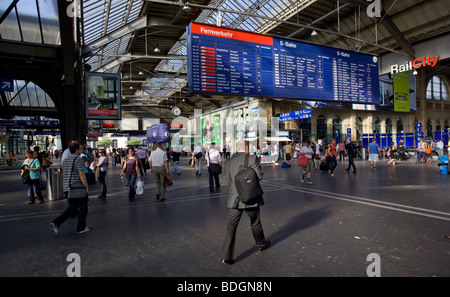 Pendler, hetzen, um ihre Züge am Hauptbahnhof Zürich, Schweiz Stockfoto