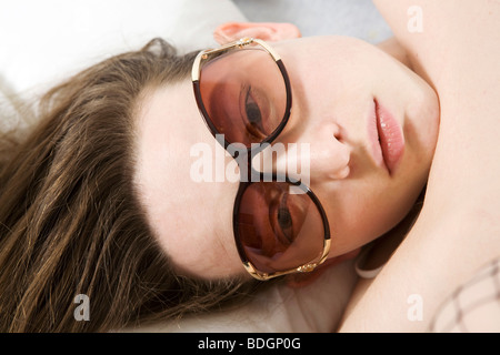Nahaufnahme Portrait Mädchen mit modischen Brille Stockfoto