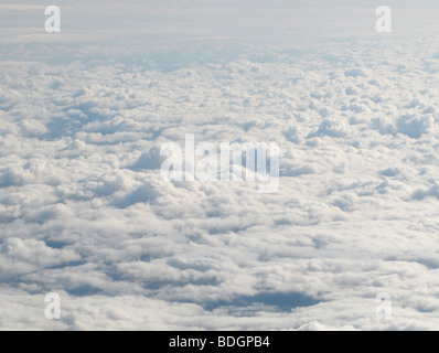 Am frühen Morgen erschossen Sonnenlicht trifft eine Decke von Wolken von oben Stockfoto