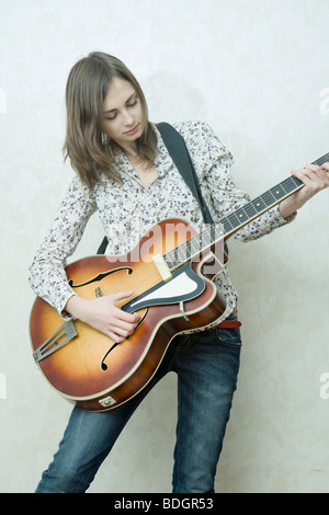 Attraktive junge Mädchen Gitarre spielen. Cowgirl Stockfoto