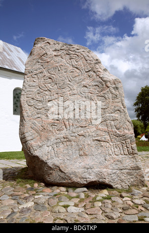 Jelling, Dänemark. Die Gestalt Christi auf der großen Jelling rune Stone von König Harald Bluetooth in der 960 s angehoben. Andere Seite von runic Text. Stockfoto