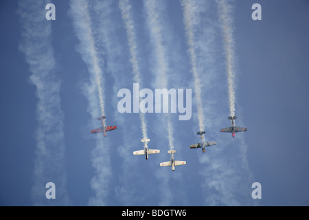 Aerobatic Anzeige der Yaks im blauen Himmel Stockfoto