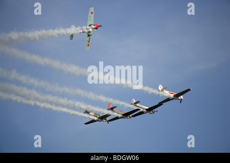 Aerobatic Anzeige der Yaks im blauen Himmel Stockfoto