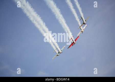 Aerobatic Anzeige der Yaks im blauen Himmel Stockfoto