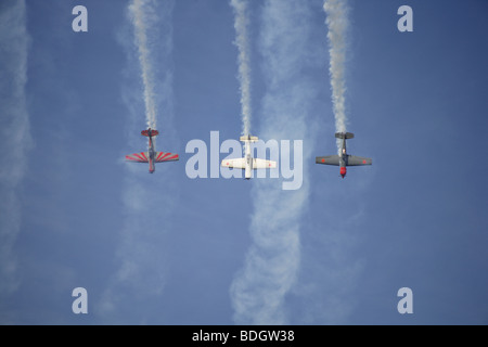 Aerobatic Anzeige der Yaks im blauen Himmel Stockfoto