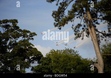 Aerobatic Anzeige der Yaks im blauen Himmel Stockfoto