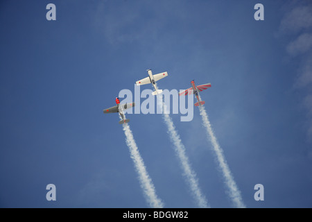 Aerobatic Anzeige der Yaks im blauen Himmel Stockfoto