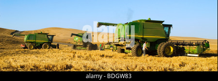 John Deere Mähdrescher sitzen in einem Feld von Weizen Stoppeln nach einem Tag der Ernte, bereit für die tägliche Reinigung und Wartung / USA. Stockfoto