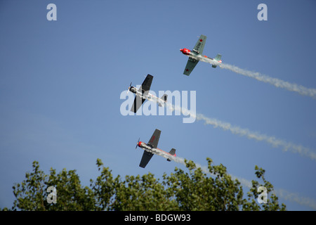 Aerobatic Anzeige der Yaks im blauen Himmel Stockfoto