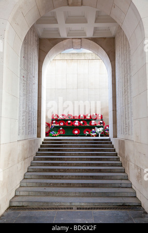 Kränze von Mohn links an der Gedenkstätte Menin Gate WW1 Ypern Belgien Europa Stockfoto