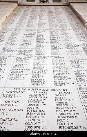 Wände mit Namen von vermissten Soldaten in der Gedenkstätte Menin Gate WW1 bei Ypern, Belgien Stockfoto